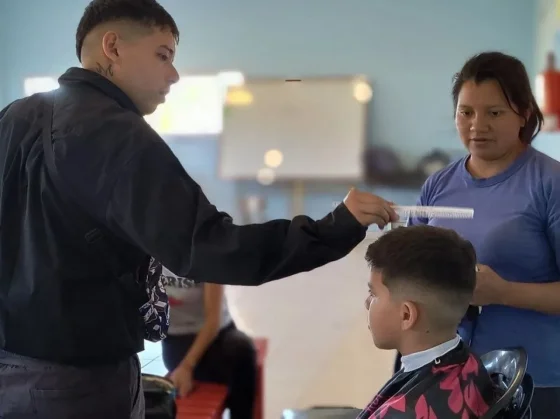 En el CIC de Bicentenario, la UPATEcO realiza los exámenes del curso de barbería