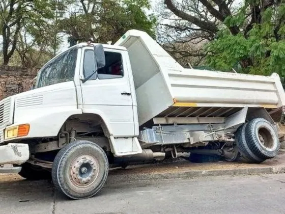 Un camión terminó en la vereda: Tránsito cortado en el Monumento Güemes