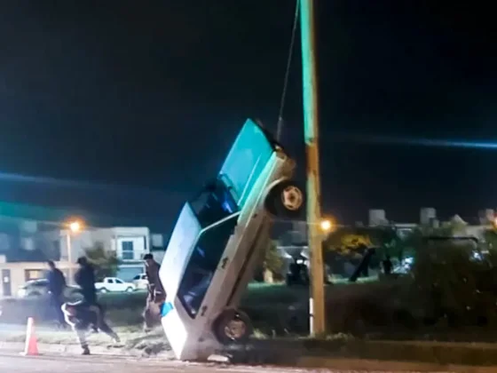 Barrio el Huaico: Perdió el control de su auto y casi provoca una tragedia