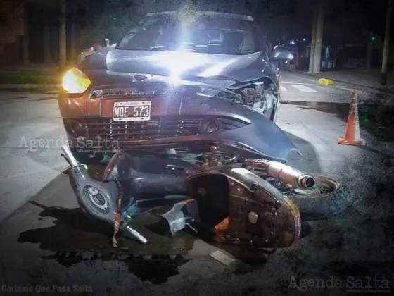 Moto chocó con un remis sobre Av. Belgrano