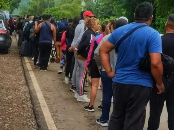 Cientos de argentinos hicieron extensas filas para poder pasar desde Aguas Blancas a Bermejo