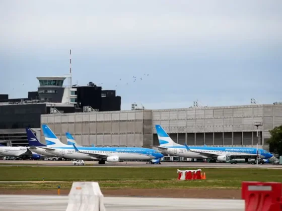 Derogaron la norma que obligaba a organismos y empresas del Estado a elegir Aerolíneas Argentinas