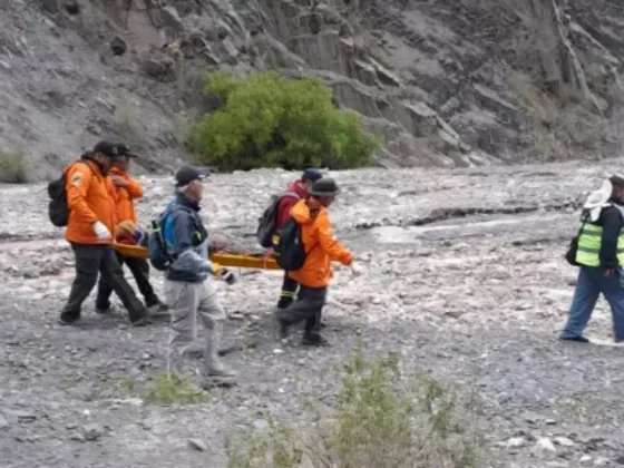 Rescataron a una abuela que se había descompensado en un cerro de Campo Quijano