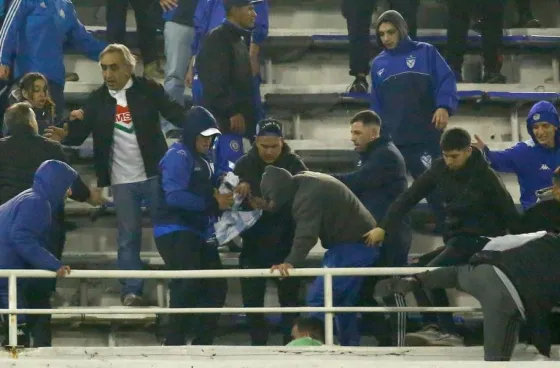 Brutal ataque en la cancha de Vélez: Dos personas están graves