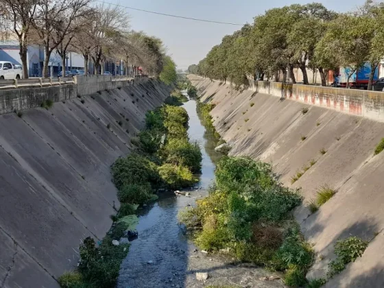 Salteño se arrojó al canal de Av. Yrigoyen y fue trasladado de urgencia