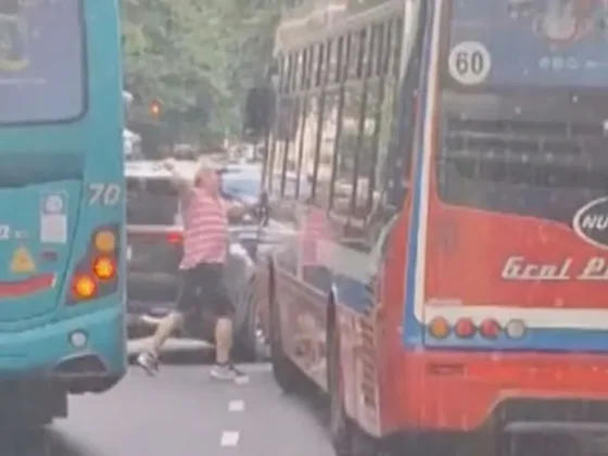 Un hombre destrozó la ventanilla de un colectivo en medio de una pelea con el chofer