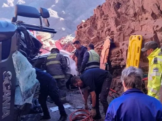 Mendoza: un camión volcó sobre un auto en el que viajaba una familia