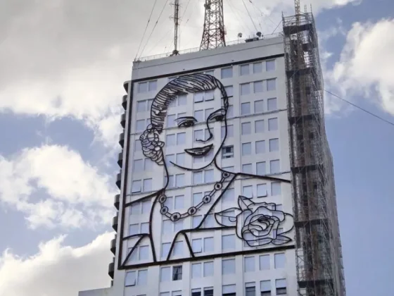 El Gobierno evalúa quitar el mural de Eva Perón del edificio de la 9 de Julio