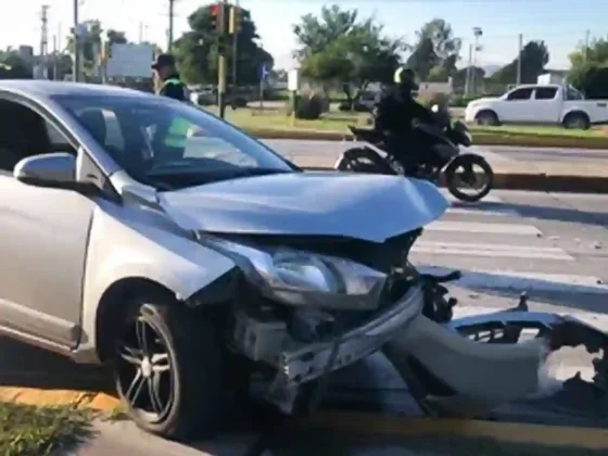 Fuerte choque entre dos automóviles sobre avenida Banchik