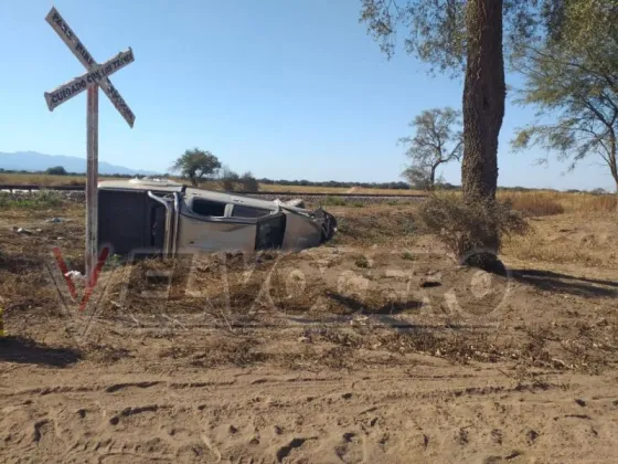 Un muerto y un herido tras chocar una camioneta y el tren