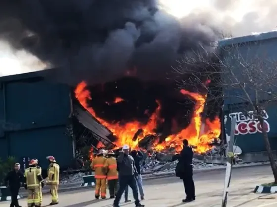 Se incendió un Shopping de Punta del Este: colapsó parte del techo, uno de los muros, y toda la ciudad se quedó sin luz