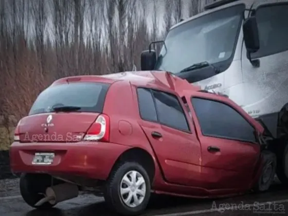 Un auto se cruzó de carril, embistió a un camión y dos hermanos murieron por el choque