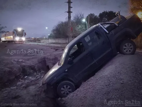 Una camioneta cayó a un pozo y dejó al tren urbano varado