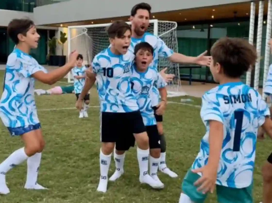 Lionel Messi jugó al fútbol en el mismo equipo que sus hijos y salió campeón: las fotos