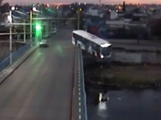 El conductor del auto que chocó al colectivo en Córdoba estaba alcoholizado y quedó detenido