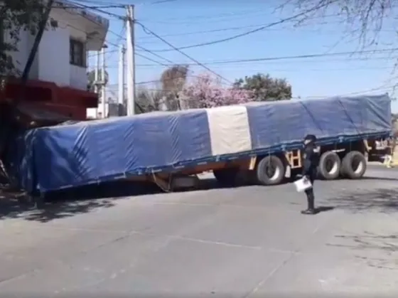 Se le desprendió el acoplado y rompió un poste de luz junto a una verduleria