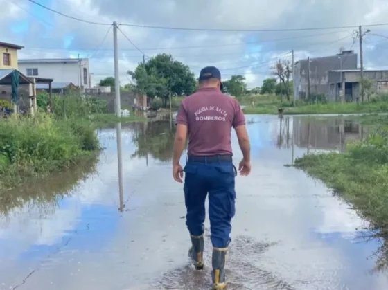 La Policía asistió a vecinos de Metán afectados por la tormenta