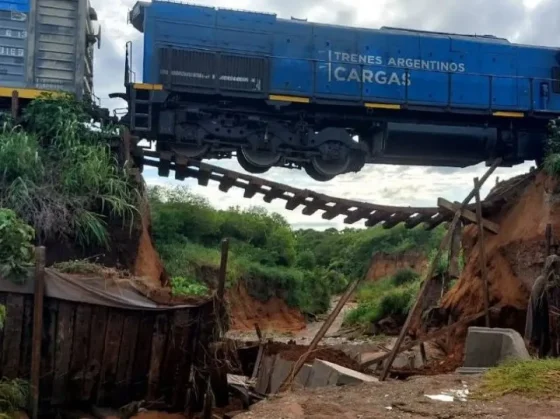 Un tren quedó suspendido en el aire tras caerse un puente ferroviario