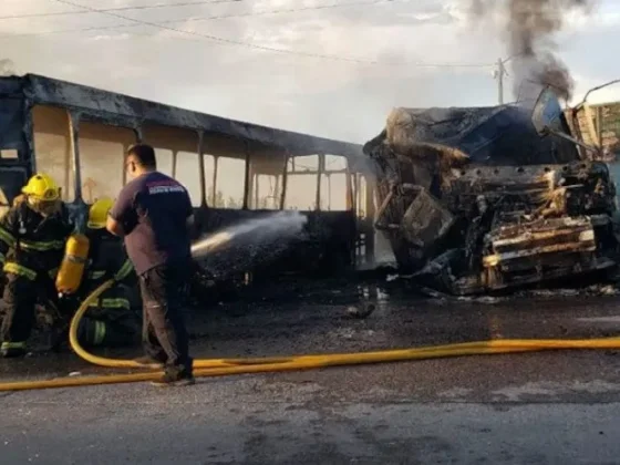 Se incendió un micro que transportaba a más de 40 chicos