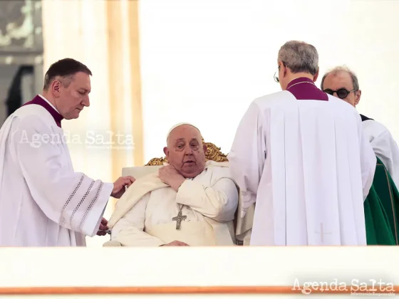 El papa logró leer la introducción y el acto penitencial, aunque ya se le notaba la voz afectada y presentaba algo de tos.