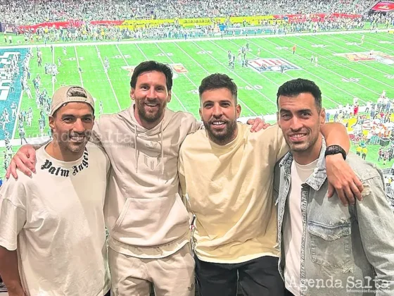 Lionel Messi disfruta el Super Bowl en compañía de Luis Suárez, Jordi Alba y Sergio Busquets