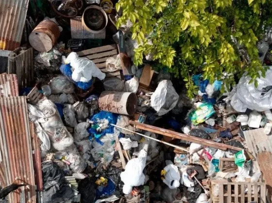 Se iniciaron las tareas de limpieza en la vivienda de un acumulador de residuos