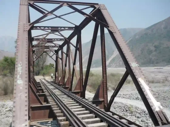 Crecida del río Blanco amenaza el puente ferroviario