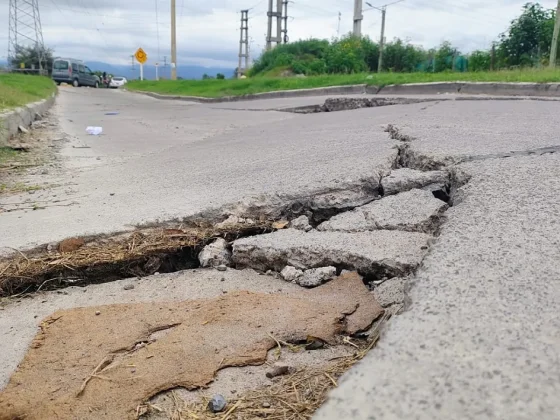 Otra obra que colapsa: Se terminó de hundir el acceso al puente Ayacucho