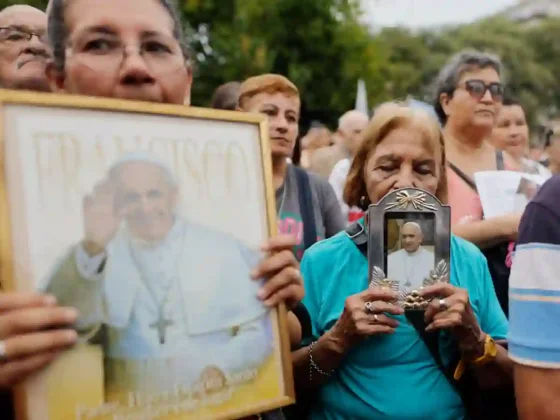 El Vaticano informó que el papa Francisco mostró una leve mejoría: “Descansó bien toda la noche”