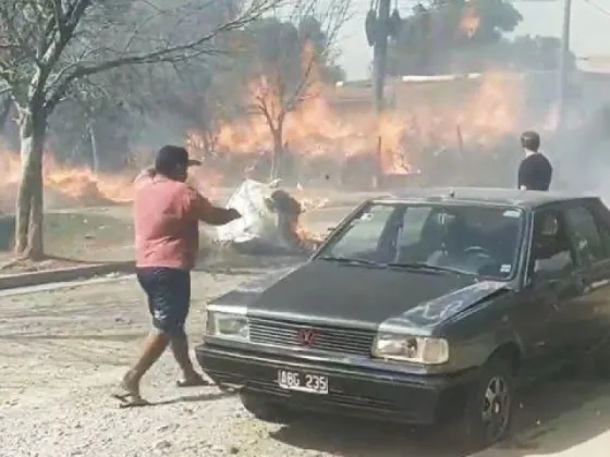 Terrible incendio en un barrio de Salta: bomberos y vecinos intentan sofocar las llamas