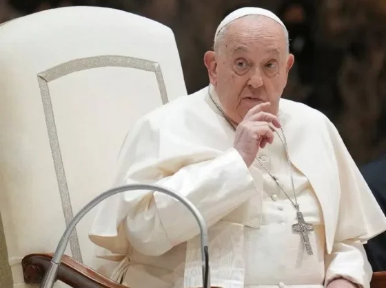 El Vaticano informó que el estado del Papa Francisco es “crítico pero estable”