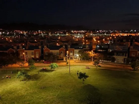 Por primera vez la plaza Fátima Cardozo de El Huaico cuenta con iluminación LED