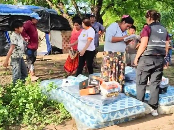 Tras las fuertes lluvias asisten a familias en Salta