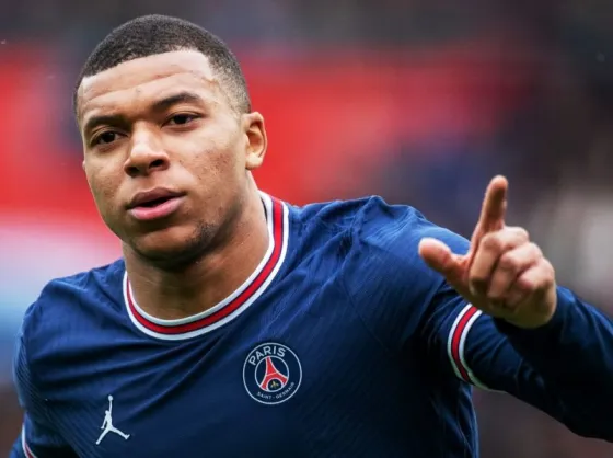 Del cruce con Messi al polémico gesto en un contraataque: las acciones de Kylian Mbappé que preocupan en París