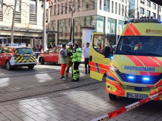 Un vehículo arrolló a una multitud en Mannheim, Alemania, dejando al menos 2 muertos y varios heridos