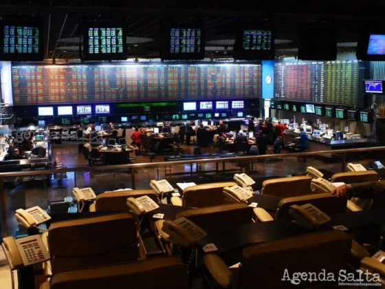 En medio del feriado local, acciones y bonos argentinos cotizaron en alza en Wall Street