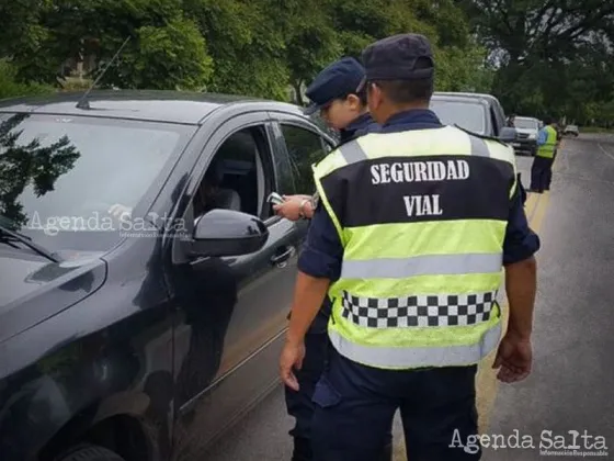 Salteño borracho huyó con un policía arriba del capó