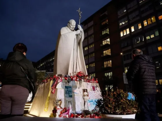 El Vaticano comunicó que el papa Francisco pasó otra noche tranquila y estable