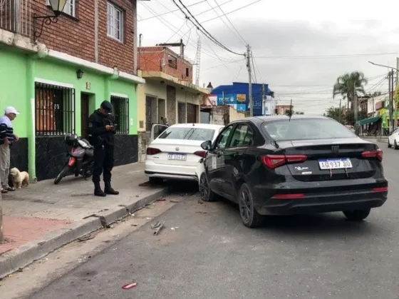 Se habría dormido y se estrelló con un auto estacionado