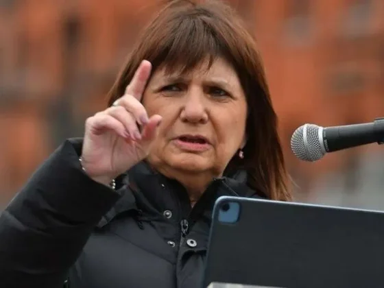 Bullrich vinculó a barrabravas e intendentes peronistas con el intento de desestabilizar a Milei