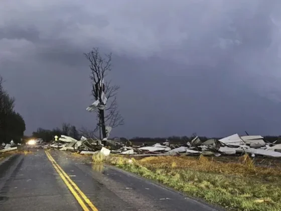 Temporal fatal en los Estados Unidos: tornados e incendios provocan al menos 17 muertos