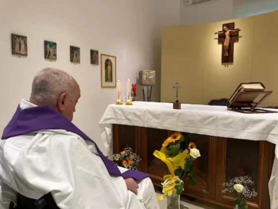 La primera foto del papa Francisco desde su internación