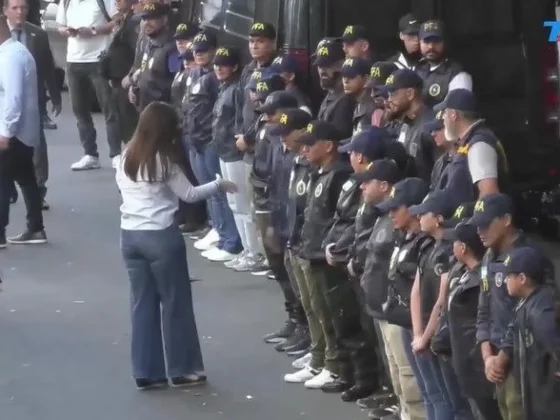 Victoria Villarruel saludó a los policías del megaoperativo en la marcha al Congreso