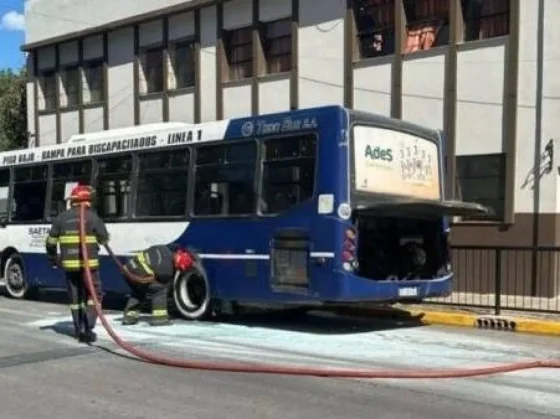 Colectivo de Saeta se prendió fuego en la puerta de un colegio del macrocentro