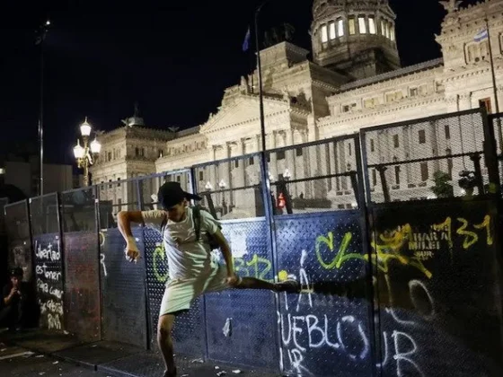 Un grupo de manifestantes resistió en la Plaza Congreso y buscó generar incidentes