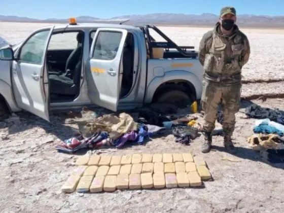 Por huir del control de gendarmería, quedaron enterrados en las Salinas Grandes con 36 kg de Cocaína