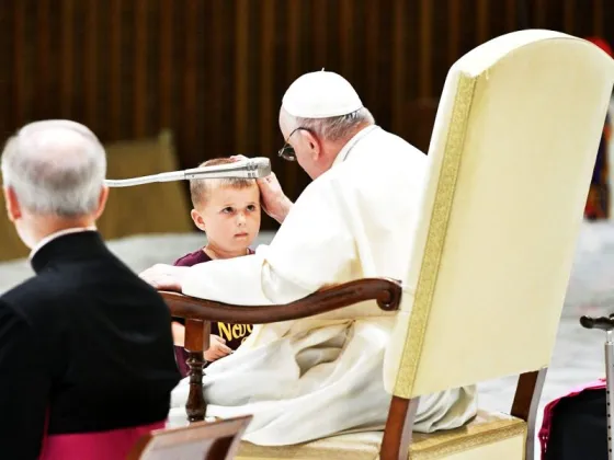 Esta fue la reacción del Papa Francisco cuando un niño se le acercó en plena audiencia en el Vaticano