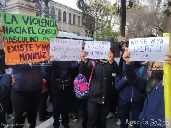 Escuela Normal: Suspendieron por violencia de género al director y los alumnos protestaron en contra de la medida