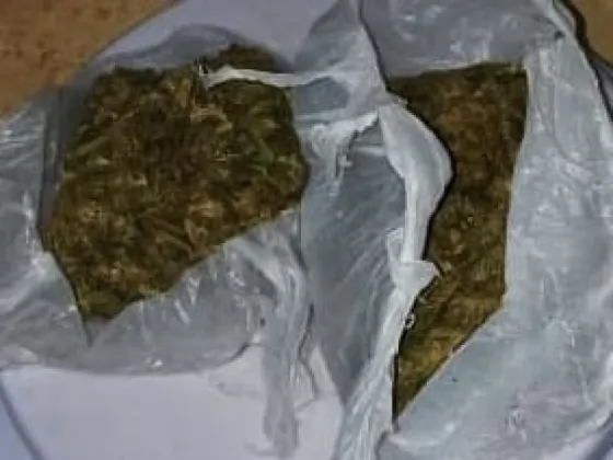 Detuvieron a dos salteños que llevaban en su moto más de 100 dosis de marihuana