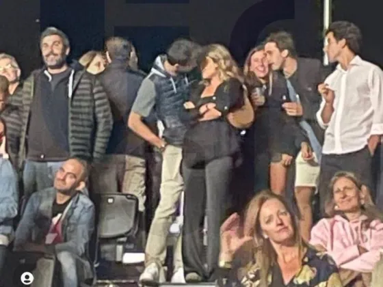 Difunden la primera foto de Gerard Piqué a los besos con Clara Chía Marti en un recital